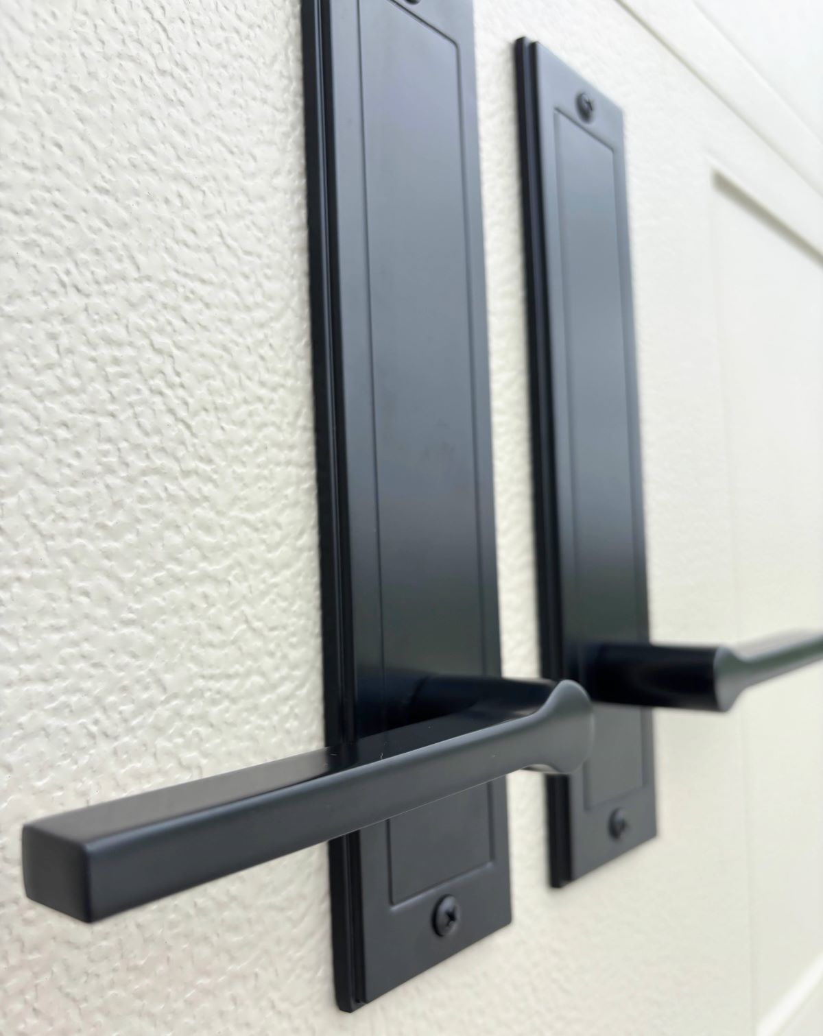 Magnetic garage door handles